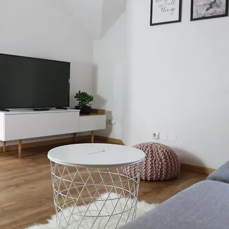 Lusht'n Apartma Zirovnica