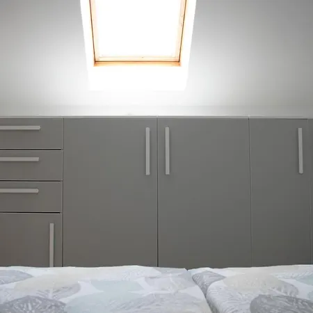 Lusht'n Apartma Zirovnica