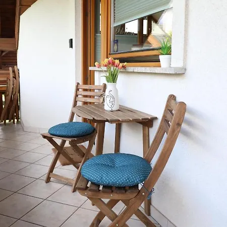 Lusht'n Apartma Apartman *