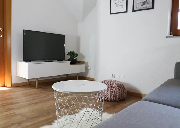 Lusht'n Apartma Zirovnica