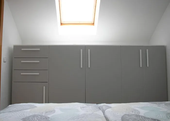 Lusht'n Apartma Zirovnica